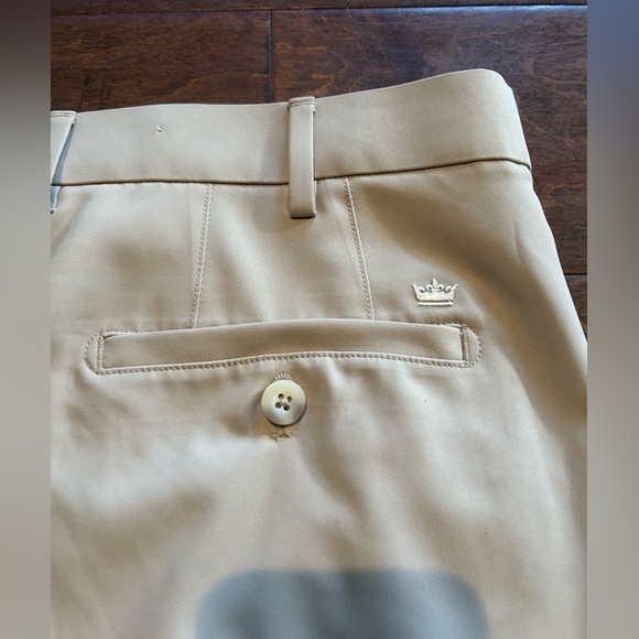 Luxurious Peter Millar Men’s Khaki Golf Short - Picture 4 of 10